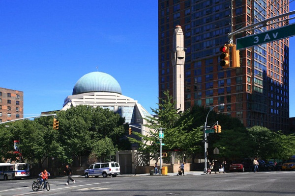 Video: Moschee und Islamisches Zentrum von New York: Eine Kombination aus osmanischer und moderner Architektur