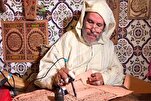 Künstlerische Kreativität des behinderten marokkanischen Künstlers beim Schreiben des Korans auf Ziegenhaut