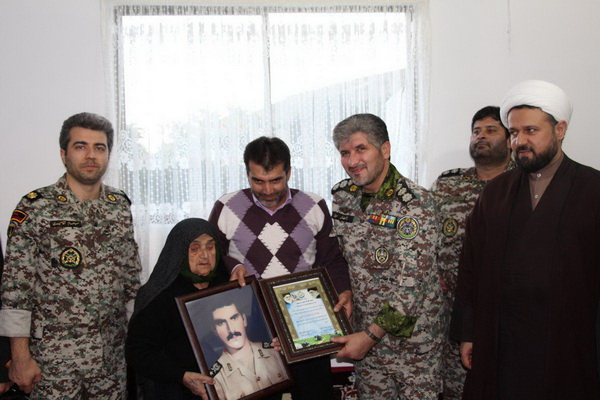 گزارش تصویری دیدار فرمانده گروه پدافند هوایی بابلسر با خانواده امیرسرتیپ شهید تقویان