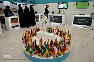 معرفی فرهنگ ملل با حضور طلاب خارجی در غرفه المصطفی(ص)