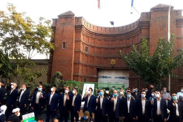 تجلیل «سمیح عثامنه» از اجرای گروه هم‌خوانی محمد رسول الله(ص) در برابر سفارت فرانسه
