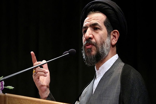 کسب عزت در دنیا در گرو ارتباط نزدیک با خداست