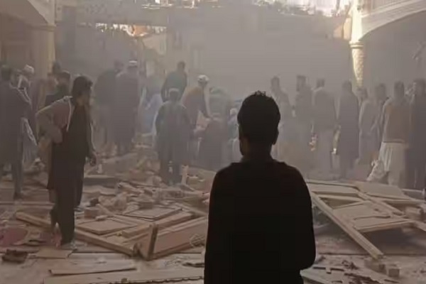 17 کشته و ده‌ها زخمی در بمبگذاری مسجد پیشاور + فیلم