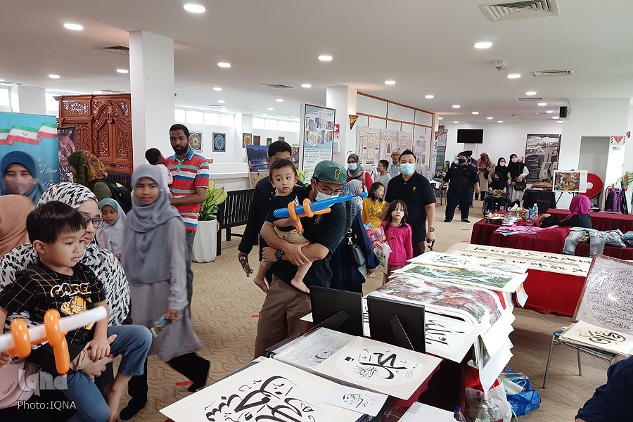 عکس | بازدید نخست‌وزیر مالزی از آثار قرآنی ایران در جشنواره رستو