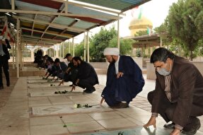 غبار روبی و عطرافشانی گلزار شهدای زرند+ عکس