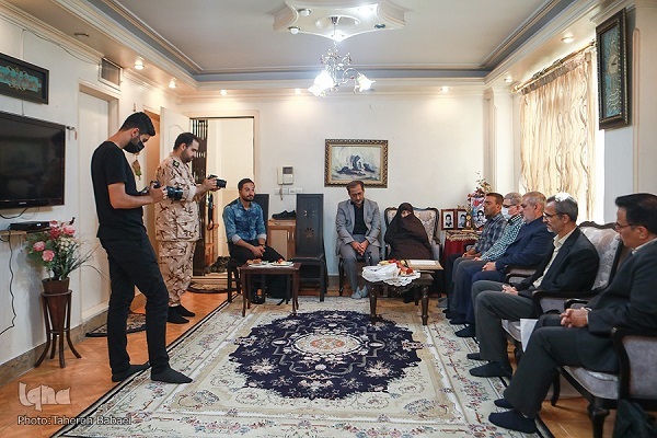 هر اذان صبح با صدای قرآن پسر شهیدم برمی‌خیزم