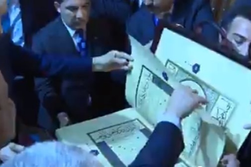 اردوغان نسخه نفیسی از قرآن را به رئیس‌جمهور مصر اهدا کرد + فیلم