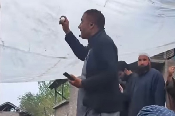 کمک  جالب توجه خانواده فقیر کشمیری به ساخت مسجد