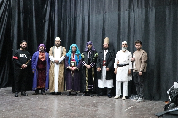 درخشش هنرمندان سیرجانی در سومین جشنواره ملی تئاتر خیابانی رضوی