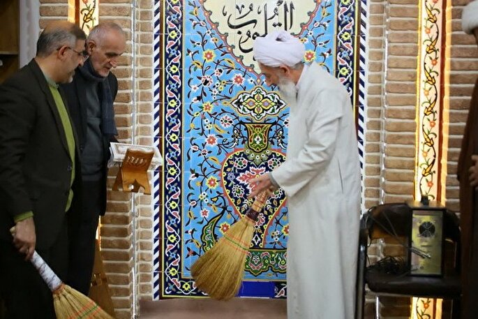 مساجد و دل‌ها را در آستانه ماه رمضان غبارروبی کنیم