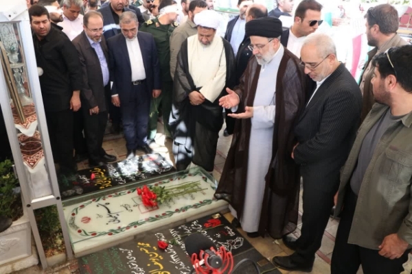 حضور حجت‌الاسلام والمسلمین رئیسی در گلزار شهدای کرمان