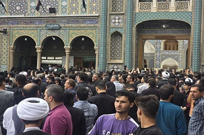 مردم قم در انتظار پیکر شهدای خدمت + فیلم