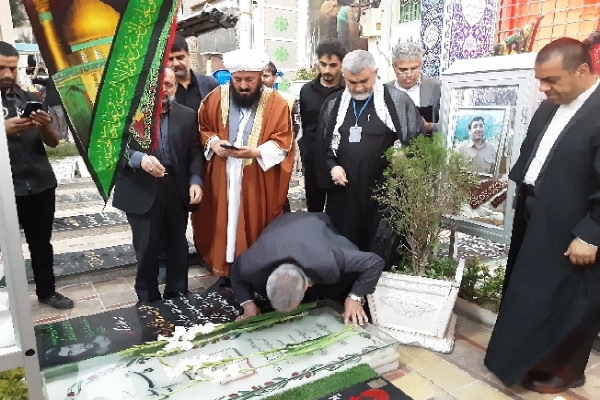 ادای احترام پیرغلامان حسینی به شهدای کرمان ادای احترام پیرغلامان حسینی به شهدای کرمان