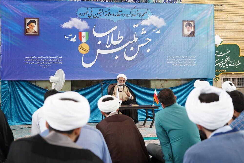 طلاب و روحانیون هرگز به دنیا و مظاهر آن دل نبندند