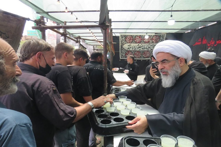 برپایی مراسم عزاداری عاشورا در حسینیه دفتر آیت‌الله فاضل لنکرانی(ره) 