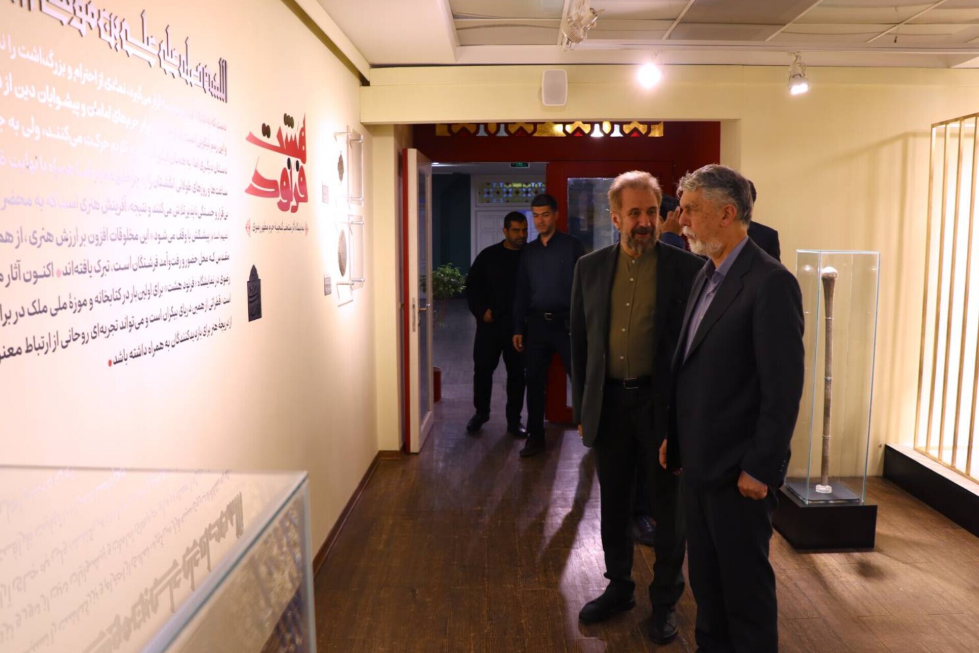 بازدید وزیر ارشاد از نمایشگاه «فرنود هشت»