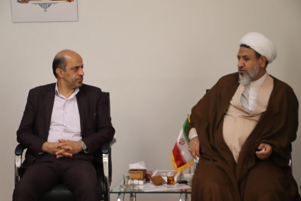 دیدار مصطفی آذر کیش معاون متوسطه آموزش و پرورش با امام جمعه کرمان