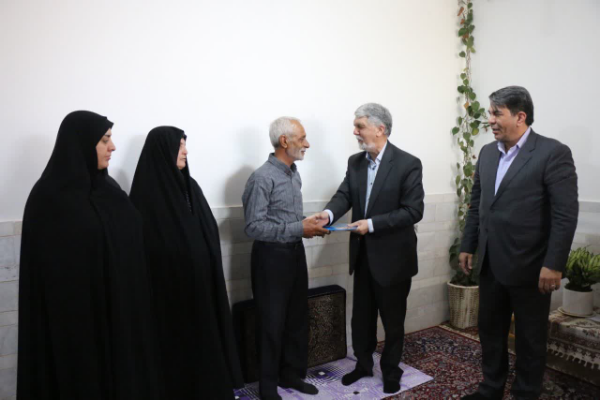 دیدار وزیر فرهنگ و ارشاد اسلامی با خانواده شهید بنی‌اسد آزاد