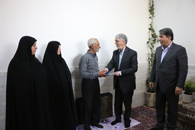 دیدار وزیر فرهنگ و ارشاد اسلامی با خانواده شهید بنی‌اسد آزاد در بافت