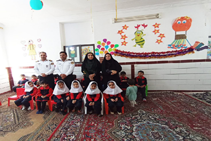 تقدیر دانش آموزان عنبرآبادی از نیروهای انتظامی