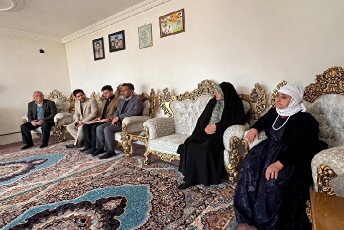 دیدار فرماندار ماکو با خانواده شهید حسن جلالیان در آستانه شب یلدا