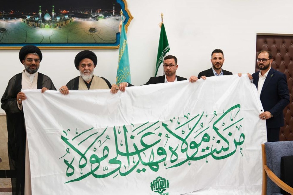 آستان علوی پرچم غدیر را به حرم حضرت معصومه (س) اهدا کرد