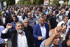 راهپیمایی نمازگزاران کرمانی علیه جنایات آل سعود