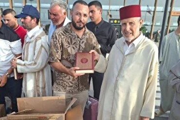 Pemberian Alquran kepada Para Penumpang yang Tiba di Bandara El Aroui Maroko