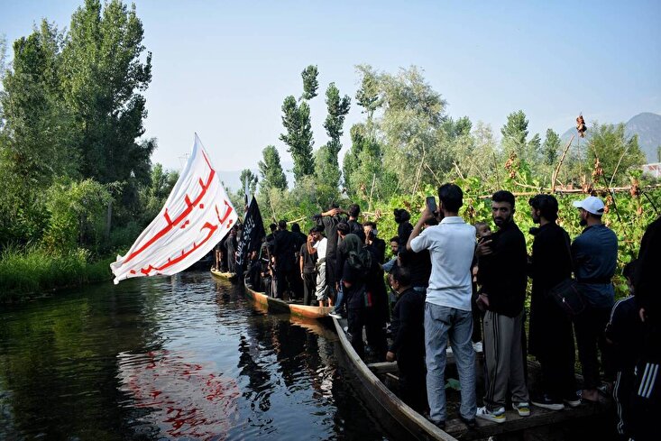 Galeri/ Tradisi Berkabung Tradisional di atas Perahu di Kashmir