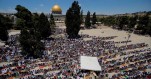 Decine di migliaia di Palestinesi pregano alla moschea al-Aqsa