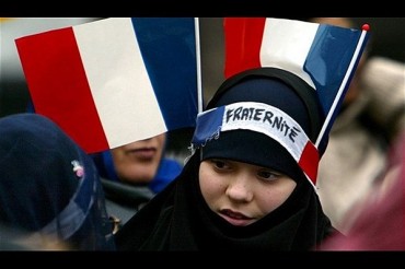 Francia:donna musulmana espulsa da una cerimonia per Natale