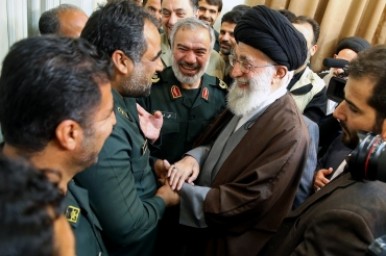 Imam Khamenei riceve I Padaran che avevano  arrestato i marines americani nel Golfo Persico