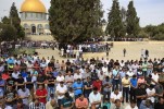 Gerusalemme, decine di migliaia di Palestinesi pregano a al-Aqsa