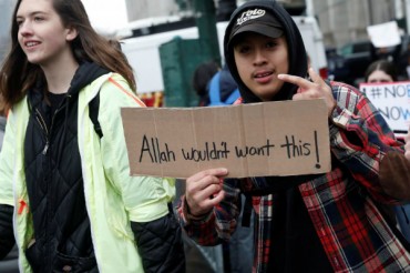 Usa:protesta degli studenti contro provvedimenti anti-immigrazione di Trump + FOTO