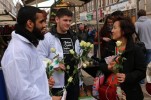 Amsterdam:musulmani donano rose ai passanti