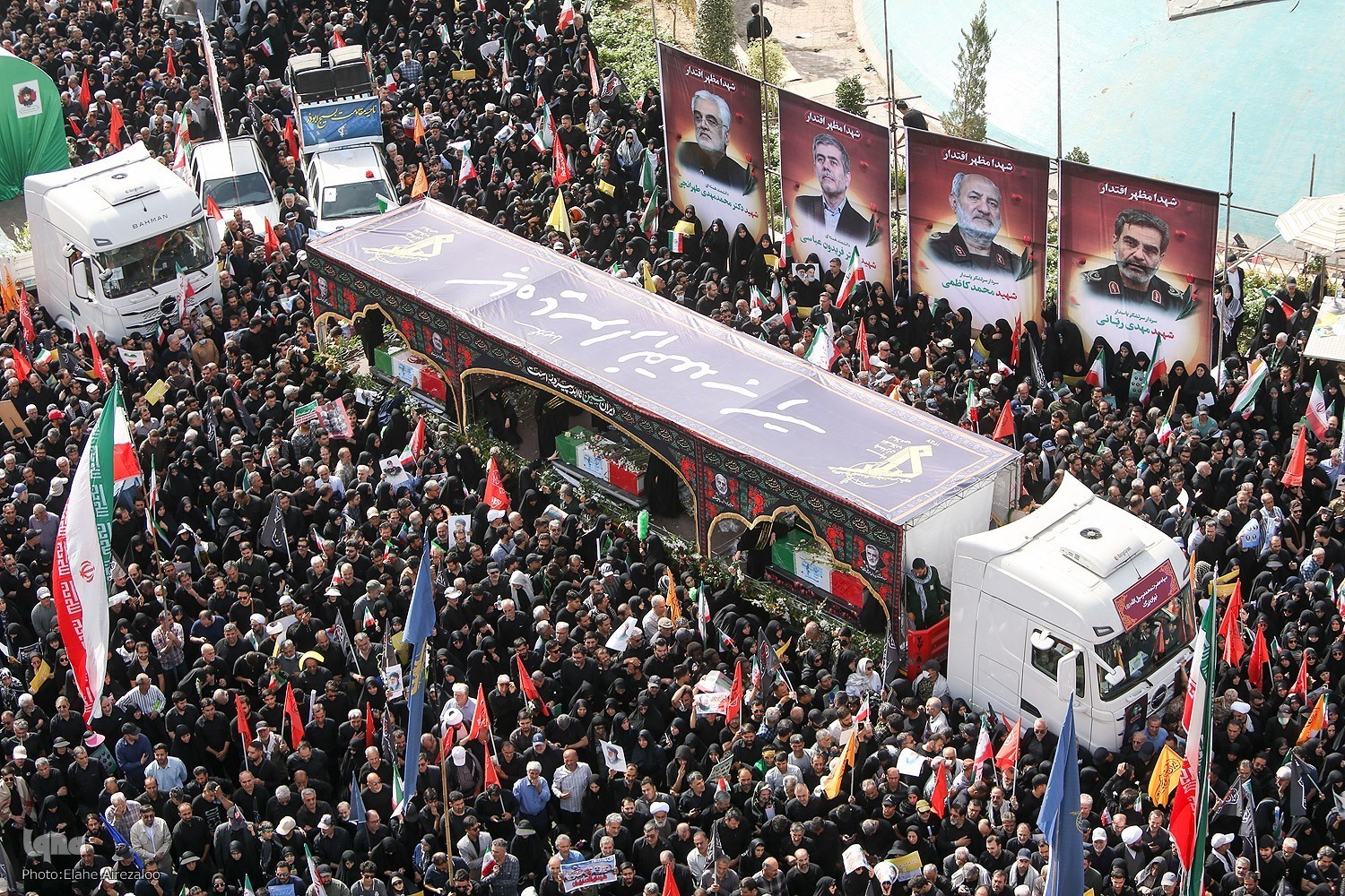 Iran: enorme folla partecipa a corteo funebre per i martiri dell'aggressione israeliana