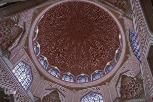 Kecemerlangan seni bina Iran di Masjid Pink Putra + Gambar