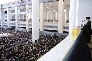 Menunaikan solat Jumaat di bawah pimpinan pemimpin tertinggi revolusi Islam