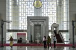 Malezya'da su üzerinde çelik camii