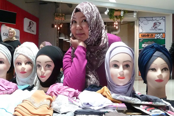 Kırgızistan laik toplumunda aktif  İslami kadınlar