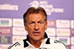 Fransız teknik direktör ezan okunduğu sırada basın toplantısına ara verdi